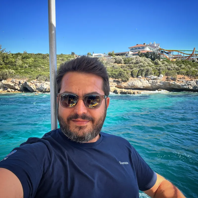 Taylan Kırali, turkuaz denizde dalış teknesinde